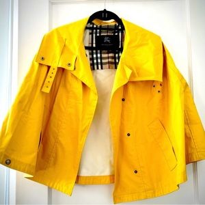 Burberry Poncho yellow with no sleeves